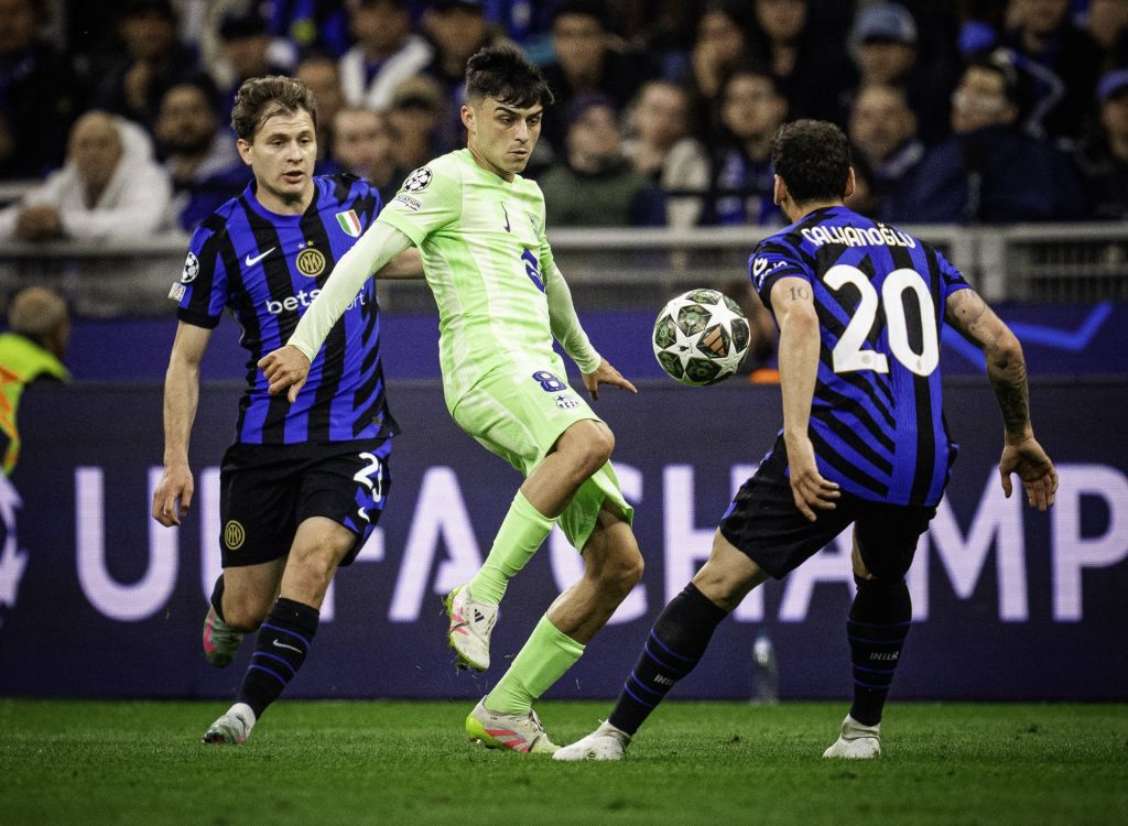 Pedri trata de llevarse el balón ante la presión rival (@FCBarcelona_es)|Pedri conduciendo el balón (@FCBarcelona_es)