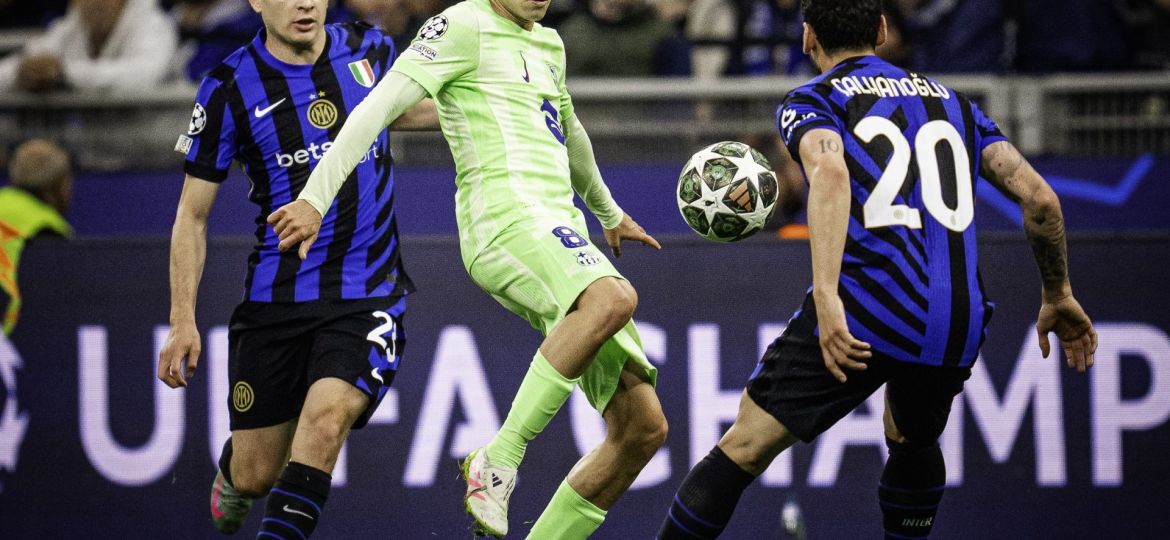 Pedri trata de llevarse el balón ante la presión rival (@FCBarcelona_es)|Pedri conduciendo el balón (@FCBarcelona_es)