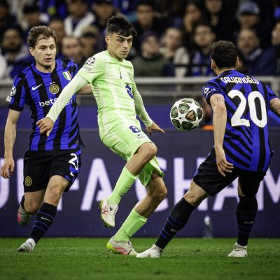 Pedri trata de llevarse el balón ante la presión rival (@FCBarcelona_es)|Pedri conduciendo el balón (@FCBarcelona_es)