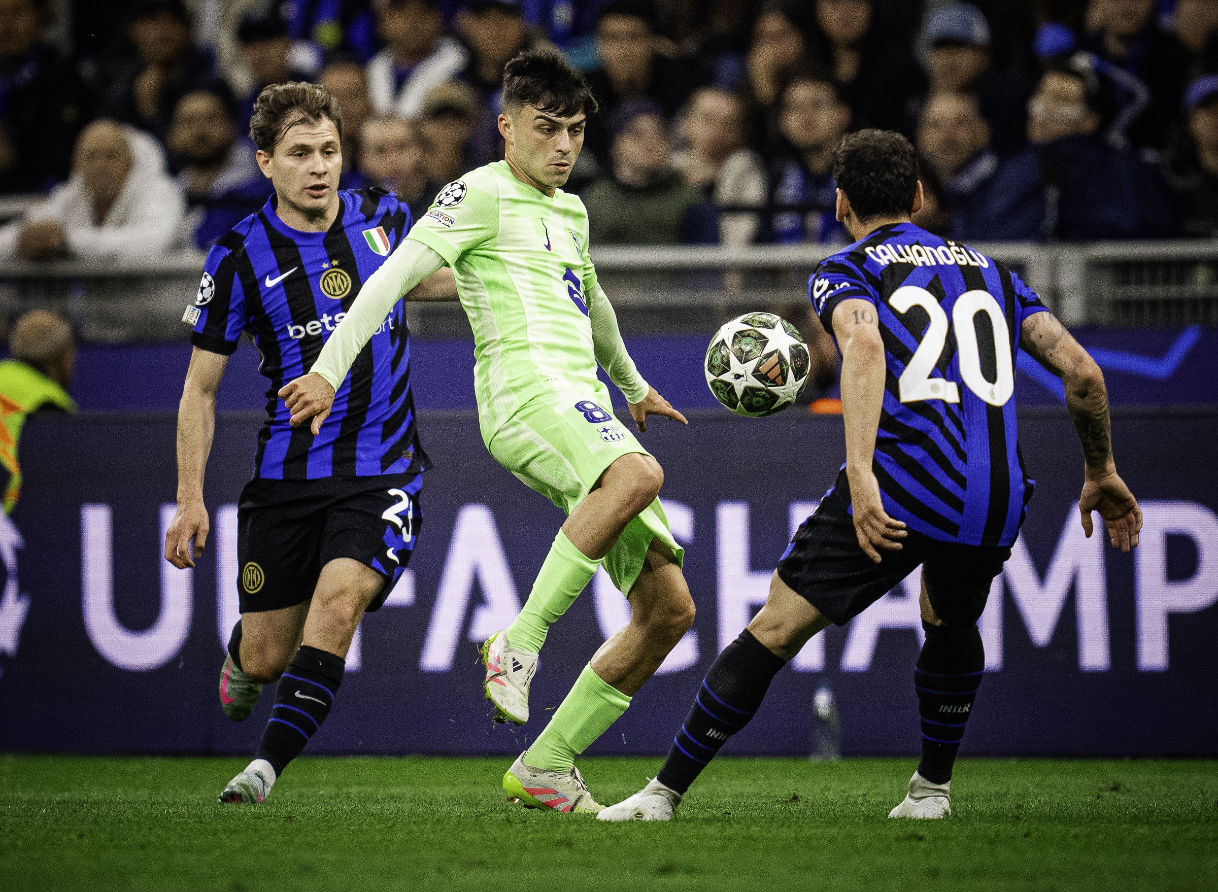 Pedri trata de llevarse el balón ante la presión rival (@FCBarcelona_es)