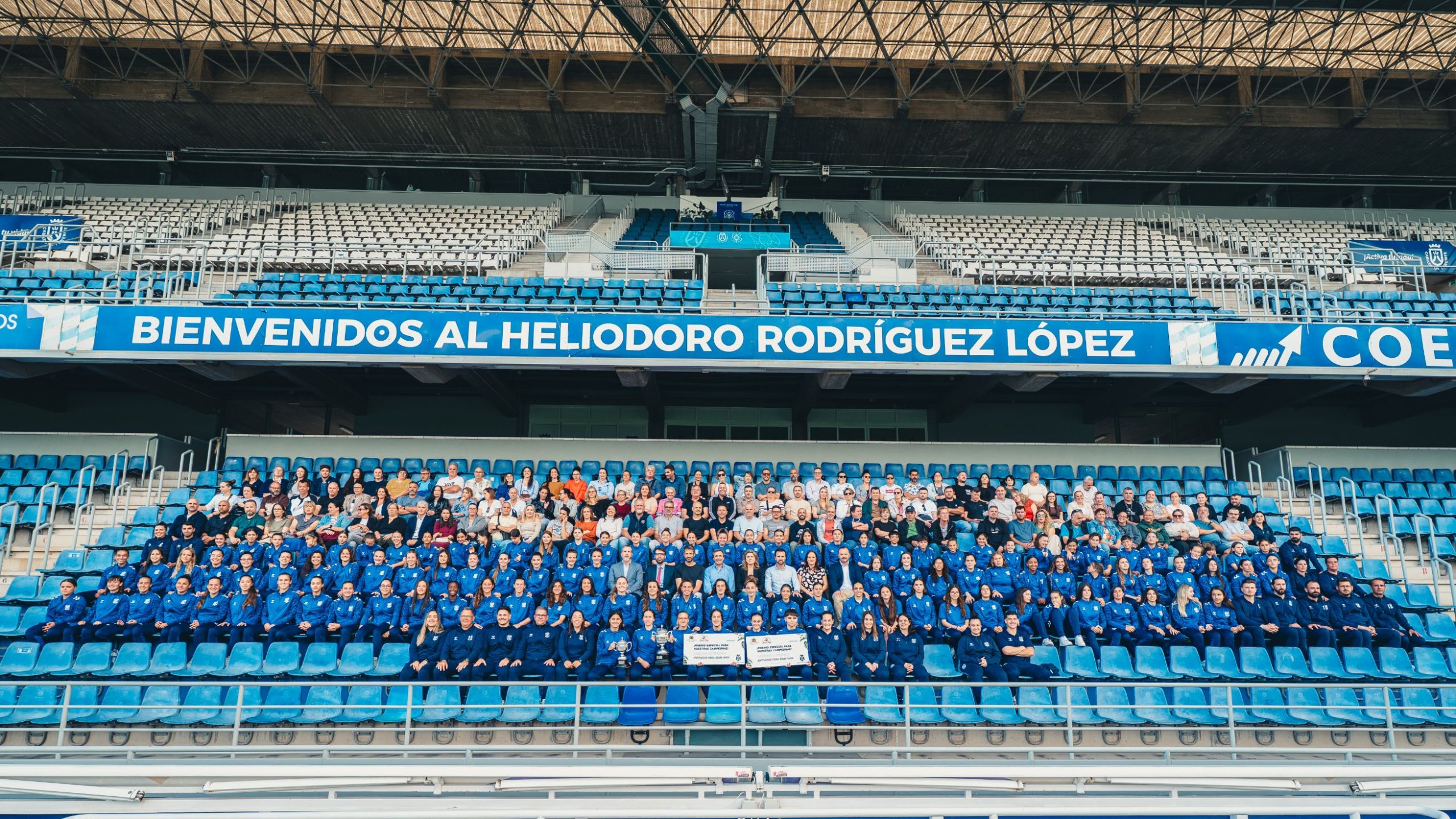 Jugadoras, cuerpo técnico, directiva y familiares presentes en el Heliodoro (CEDIDA)
