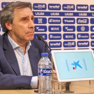 Felipe Miñambres en sala de prensa (CD TENERIFE)|El consejo del CD Tenerife y parte de la parcela deportiva (CD TENERIFE)|Felipe Miñambres y Ayoze García en sala de prensa (CD TENERIFE)