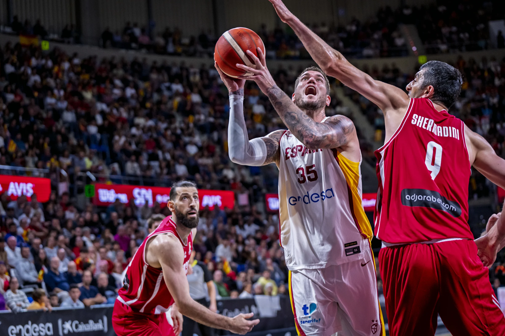 Guerra busca el aro ante la oposición de Shermadini (FIBA).