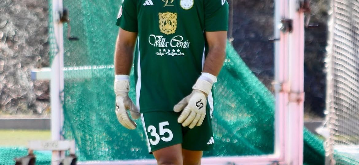 Guillermo Hernández durante un partido del Marino (CEDIDA)|Guillermo Hernández en un saque con la mano durante un partido (CEDIDA)