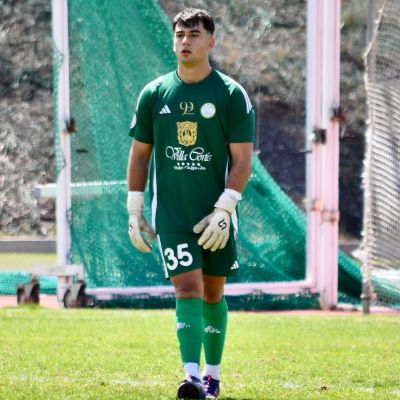 Guillermo Hernández durante un partido del Marino (CEDIDA)|Guillermo Hernández en un saque con la mano durante un partido (CEDIDA)