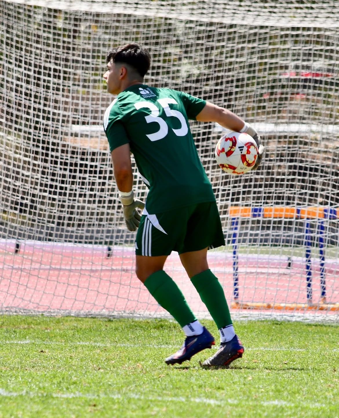Guillermo Hernández en un saque con la mano durante un partido (CEDIDA)