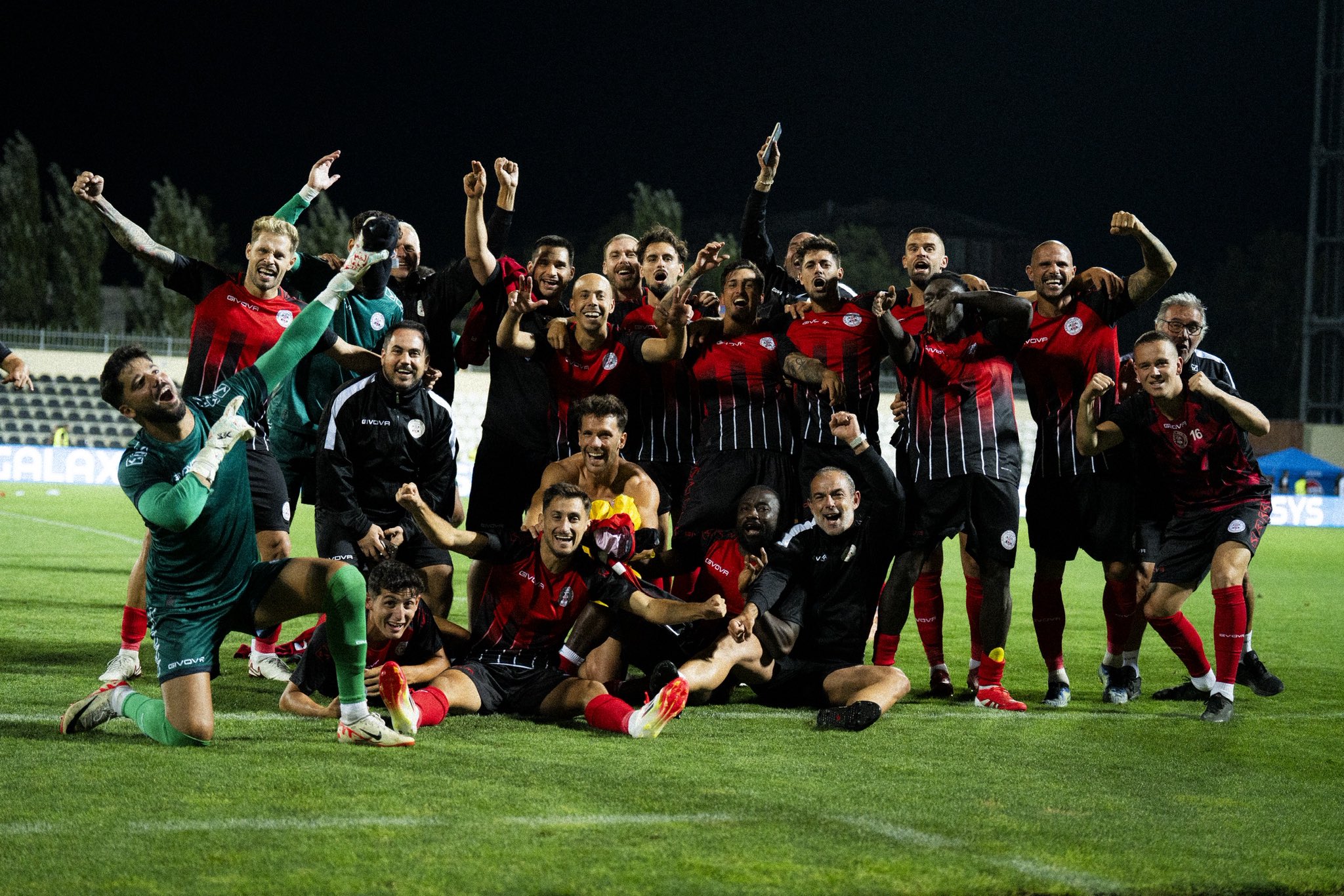 Nauzet celebra la clasificación junto a sus compañeros (@LINCOLNREDIMPS).