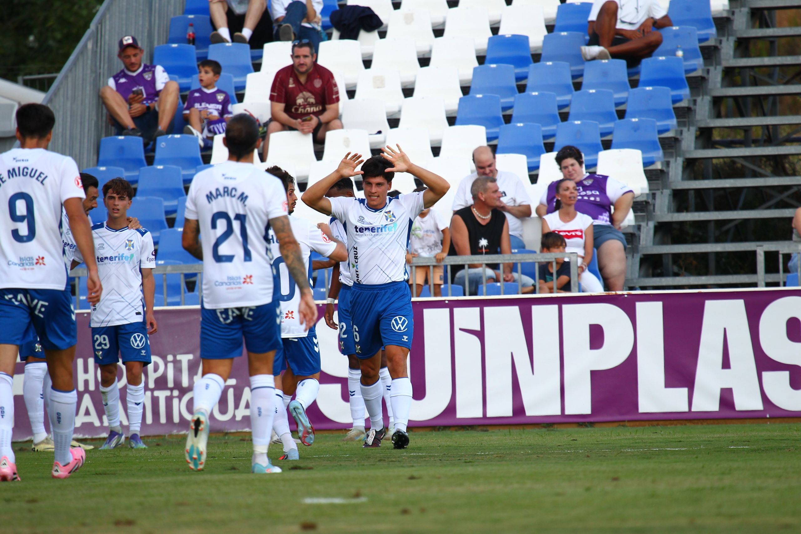 Los jugadores del Tenerife celebran un gol (CD TENERIFE).