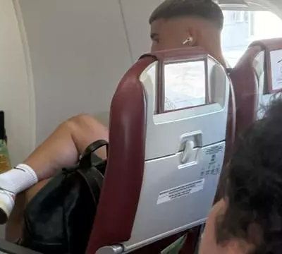 Herzog en el avión viajando a Madrid (CEDIDA)