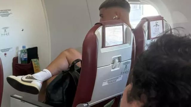 Herzog en el avión viajando a Madrid (CEDIDA)