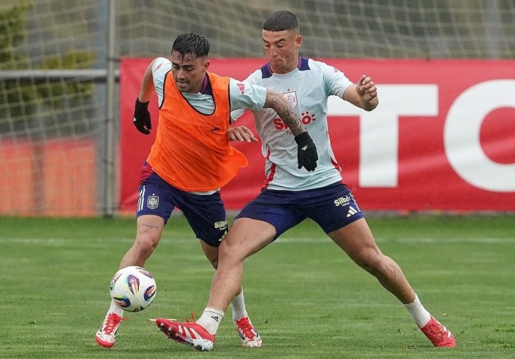 Herzoj pugnando con Moleiro por el balón en la Selección (@sefutbol)