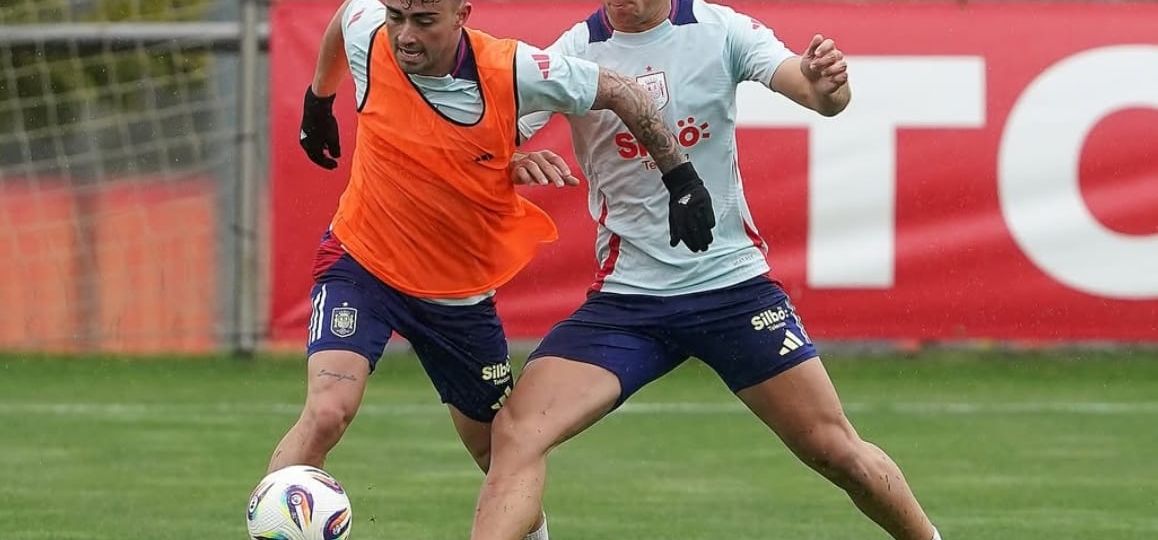 Herzoj pugnando con Moleiro por el balón en la Selección (@sefutbol)