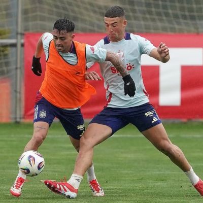 Herzoj pugnando con Moleiro por el balón en la Selección (@sefutbol)