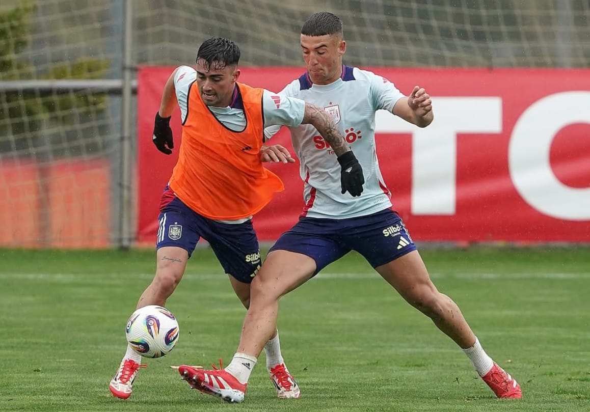 Herzoj pugnando con Moleiro por el balón en la Selección (@sefutbol)