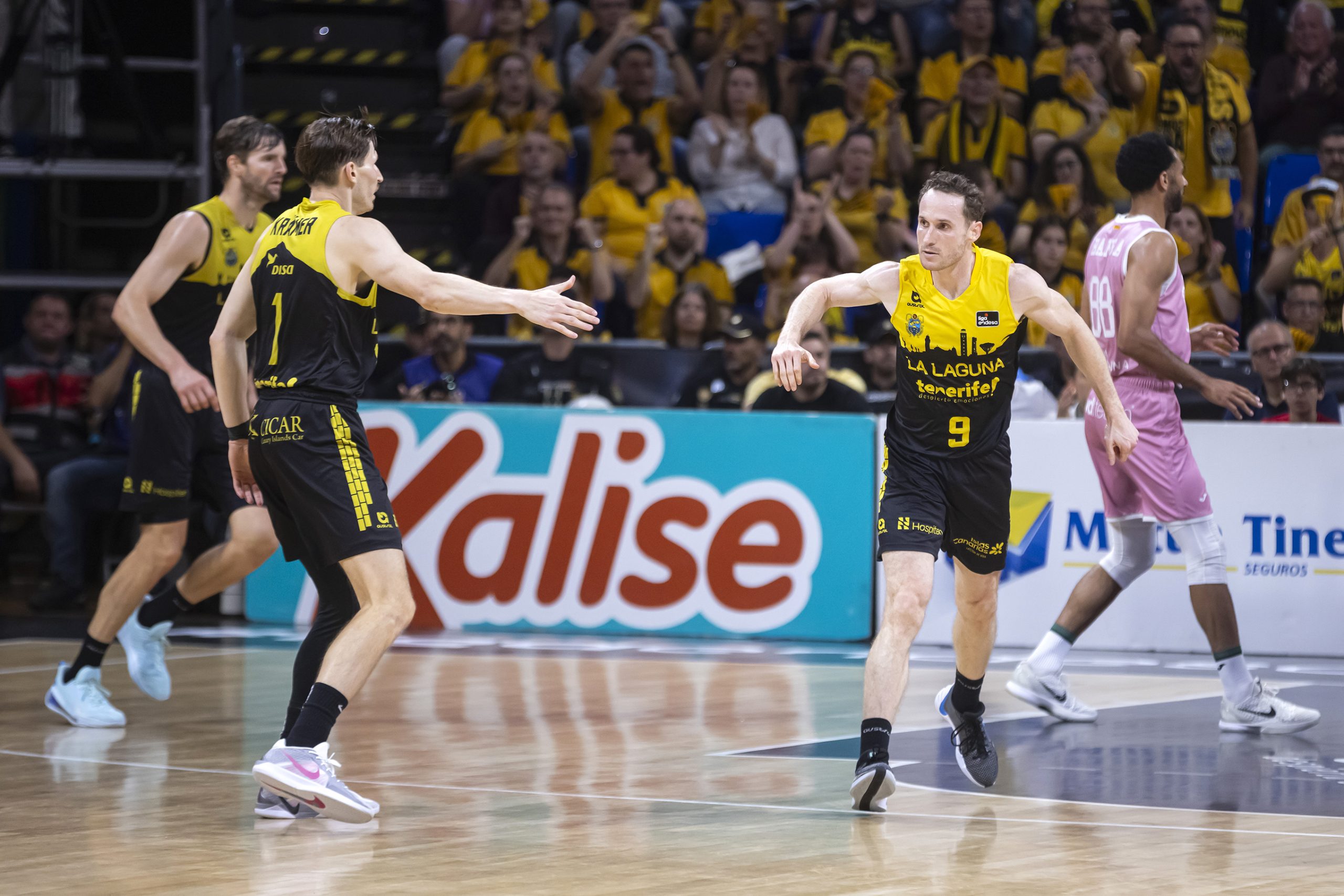 Huertas celebra un punto con Kramer (CB CANARIAS/EMILIO COBOS).