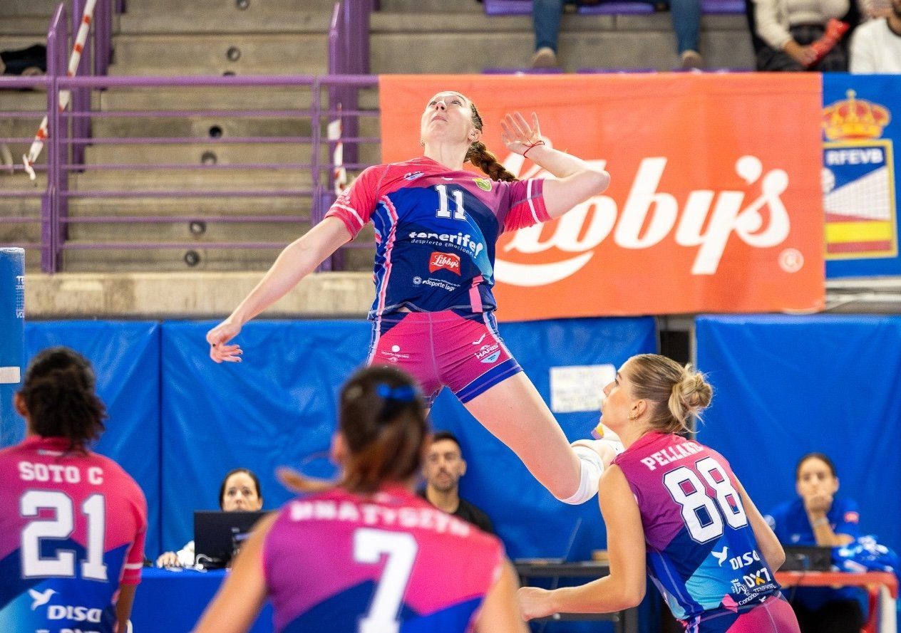 Emily Zinger rematando (CV Haris)