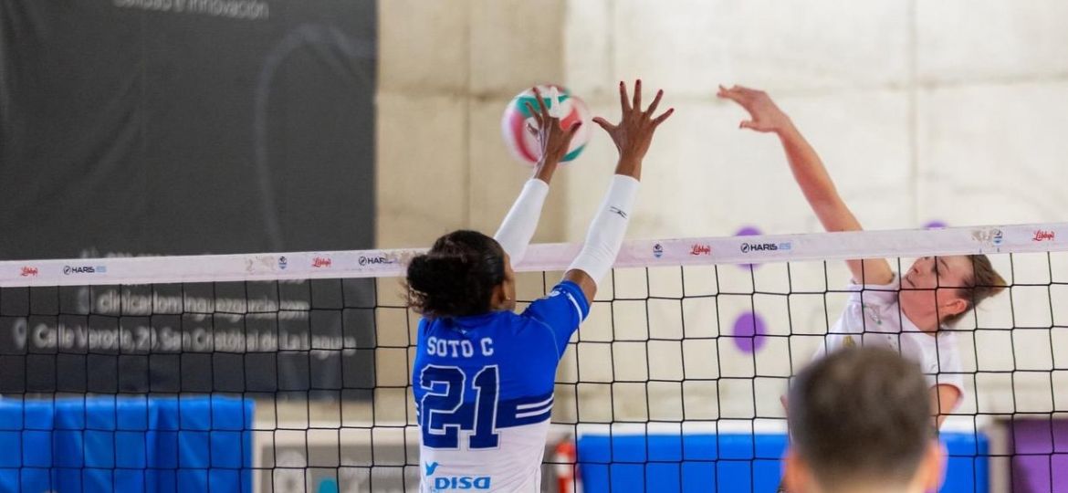 Yeisy Soto bloquea un balón (CV HARIS)