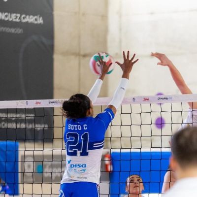 Yeisy Soto bloquea un balón (CV HARIS)