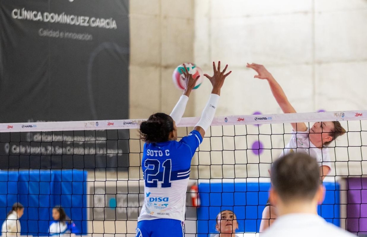 Yeisy Soto bloquea un balón (CV HARIS)