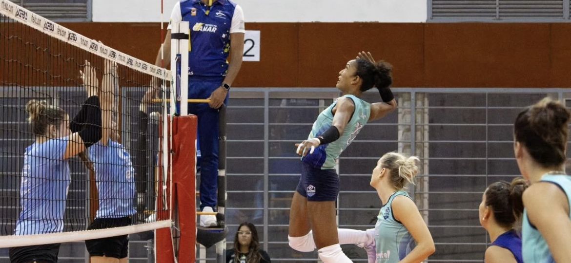 Yeisy Soto rematando (CEDIDA)