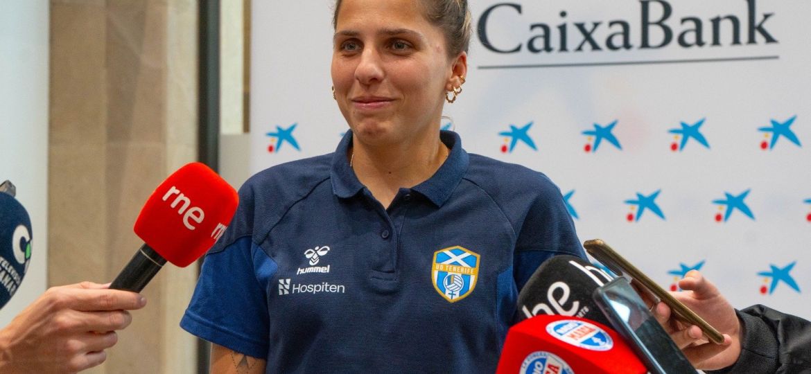 Noelia Ramos en la presentación del encuentro (UD Costa Adeje Tenerife).