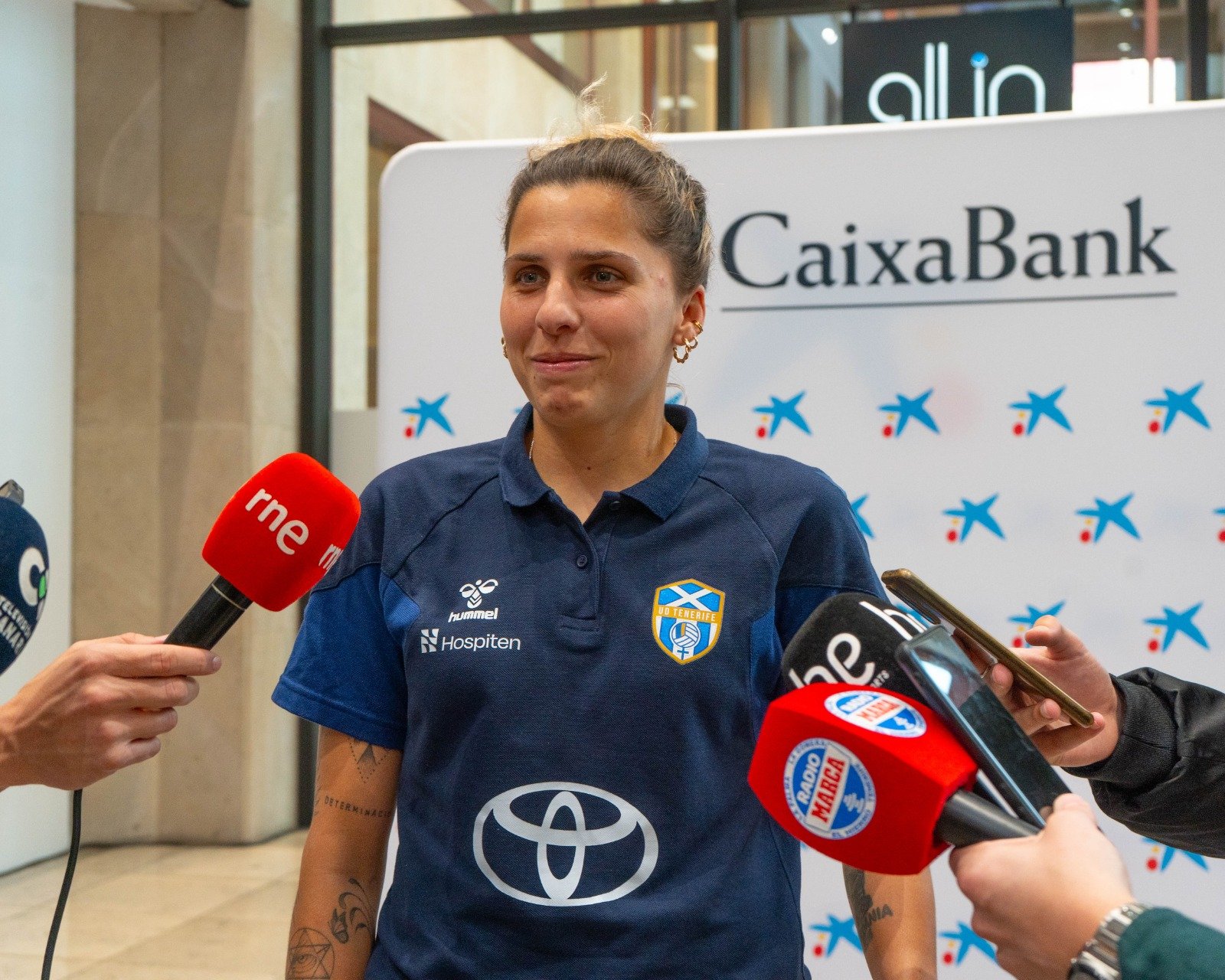 Noelia Ramos en la presentación del encuentro (UD Costa Adeje Tenerife).