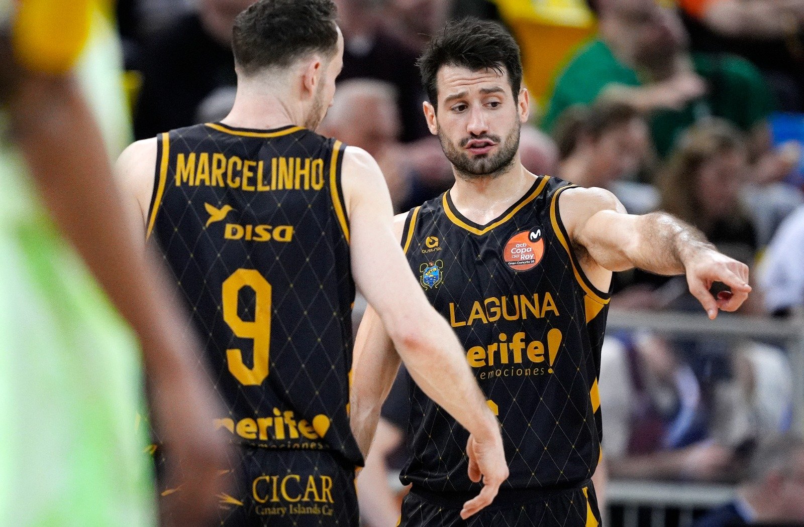 Marcelinho Huertas junto a Bruno Fitipaldo (ACB Media/ Mariano Pozo)
