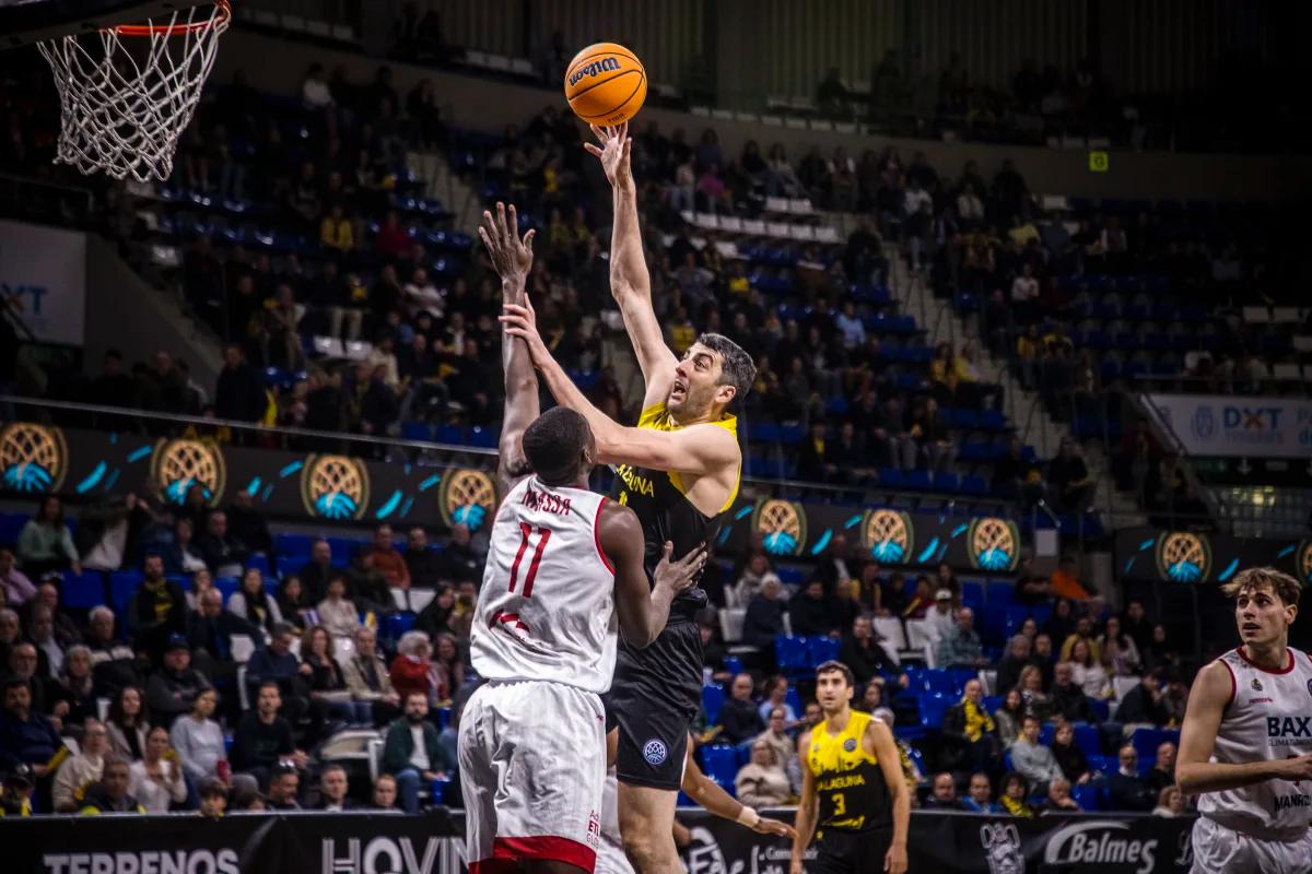 Shermadini intenta encestar ante la presión de Massa (BCL)