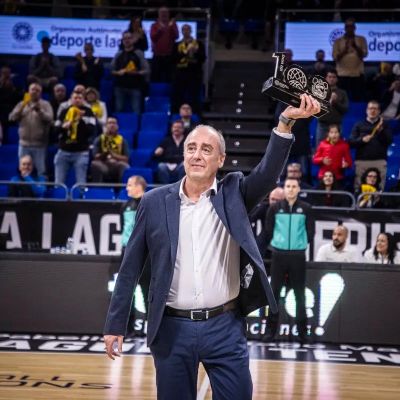 Txus Vidorreta recibe un galardón por sus cien victorias en la competición (BCL)