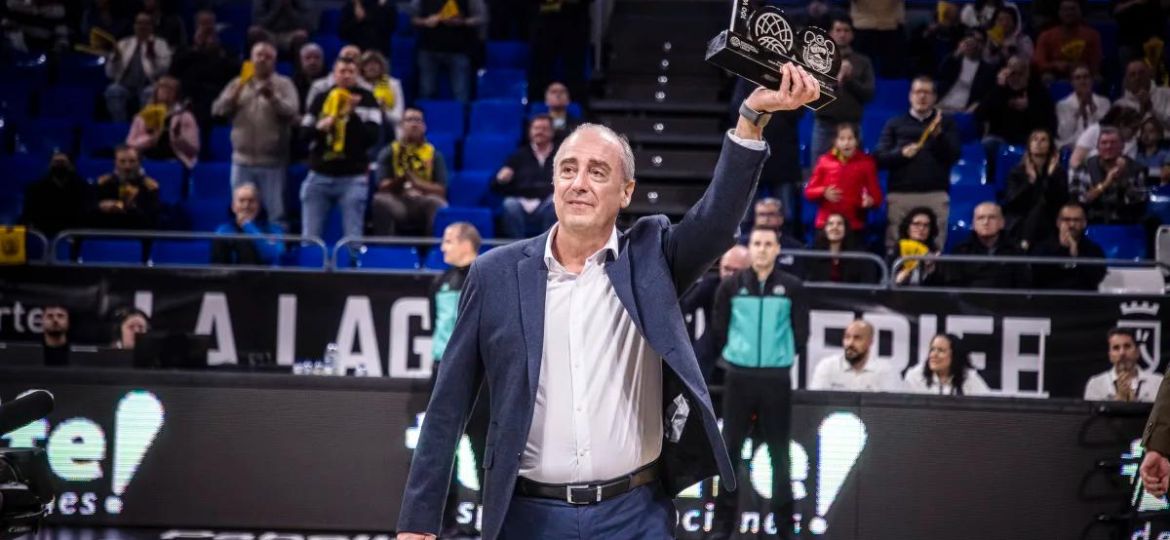 Txus Vidorreta recibe un galardón por sus cien victorias en la competición (BCL)
