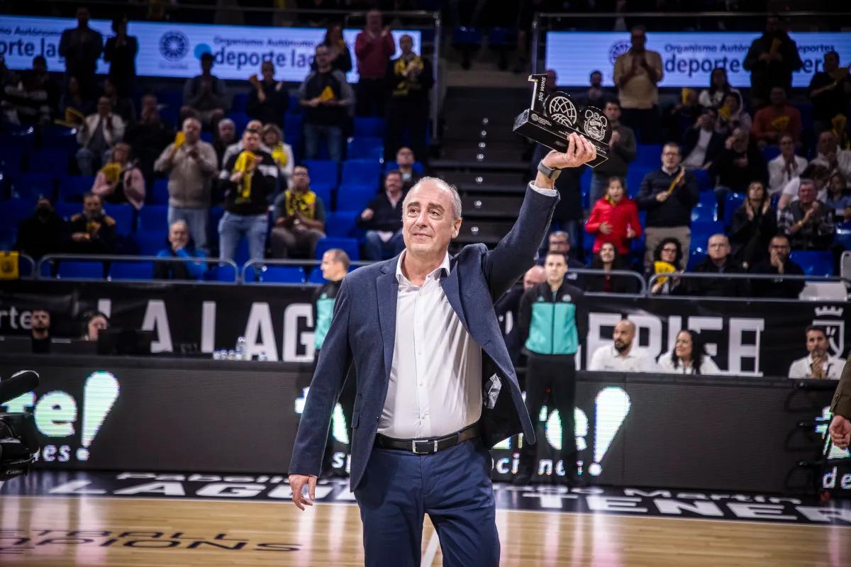 Txus Vidorreta recibe un galardón por sus cien victorias en la competición (BCL)