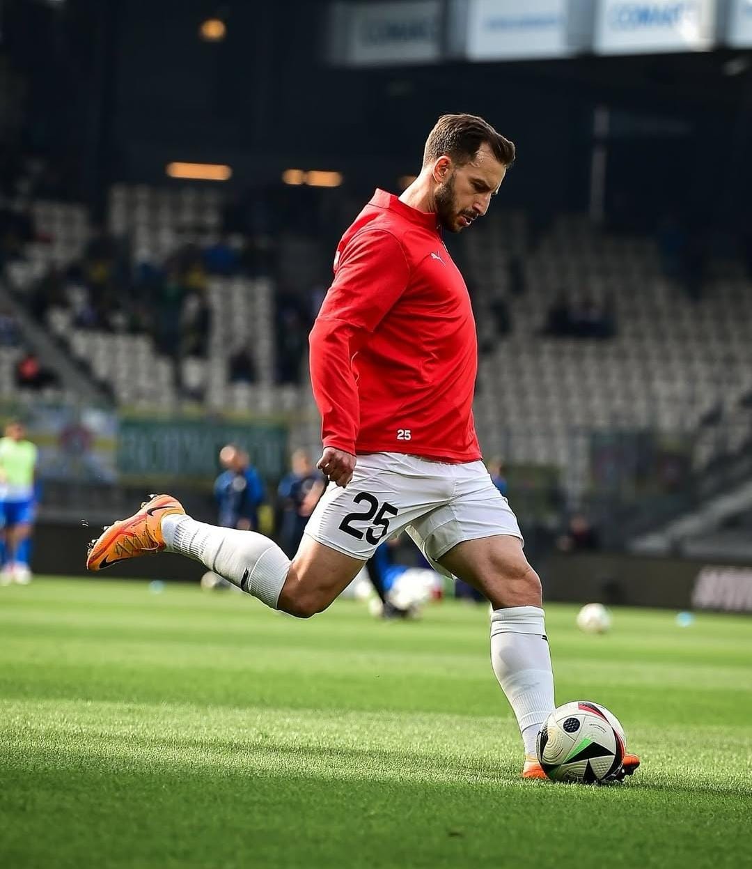 Kakabadze en el calentamiento previo al partido (KS Cracovia SA)