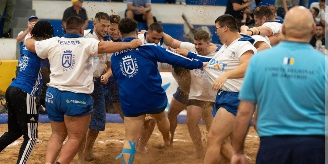 La selección de Tenerife celebra el triunfo en el Pancho Camurria de juveniles 2024 (Federación de Lucha Canaria)