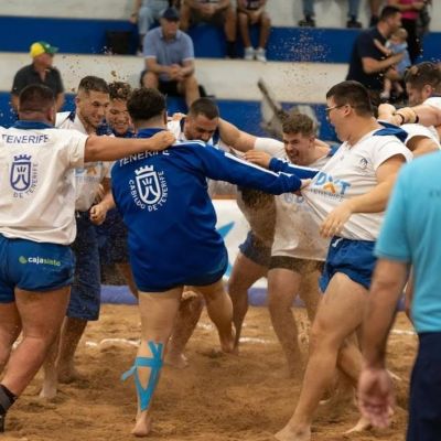 La selección de Tenerife celebra el triunfo en el Pancho Camurria de juveniles 2024 (Federación de Lucha Canaria)