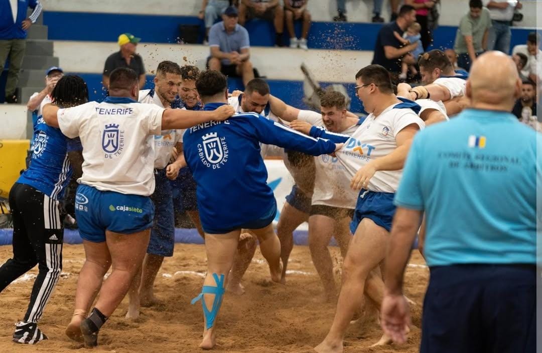 La selección de Tenerife celebra el triunfo en el Pancho Camurria de juveniles 2024 (Federación de Lucha Canaria)