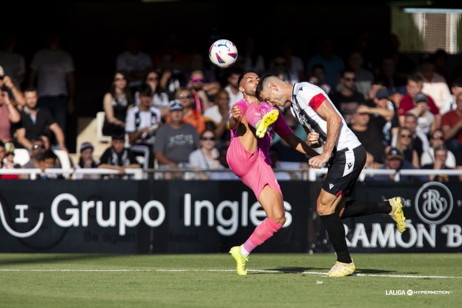 Imagen de la polémica acción en el Cartagena - Tenerife (LA LIGA)