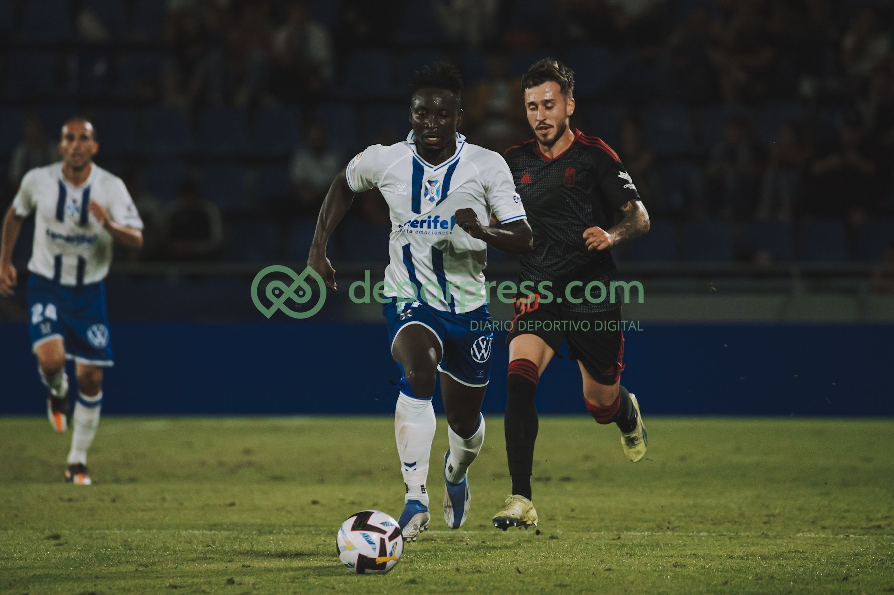 Mo Dauda ante el Granada. (DEPORPRESS)
