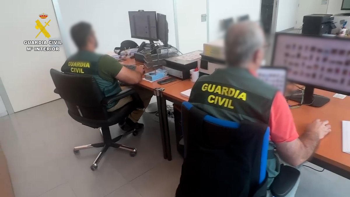 Investigadores de la Guardia Civil (GUADIA CIVIL)