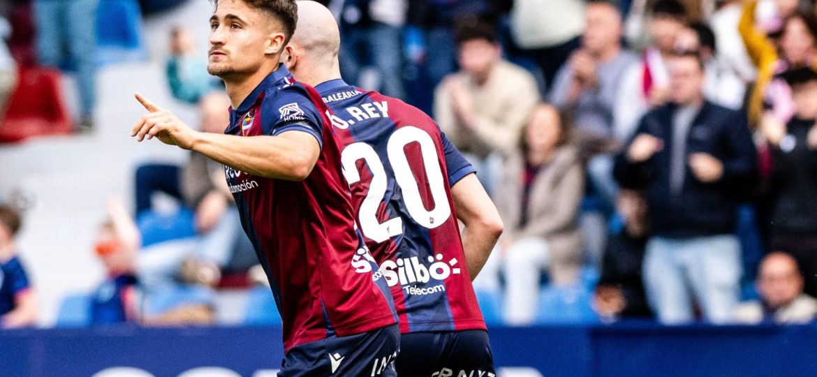 Iván Romero celebrando uno de sus goles (@LevanteUD)