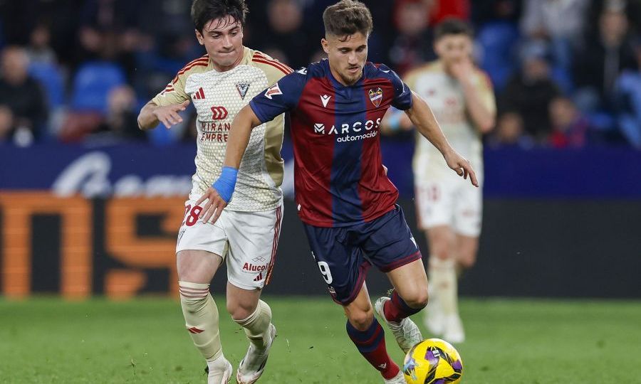 Iván Romero conduce el balón ante Alberto Dadie (La Liga)