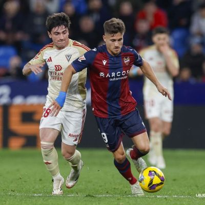Iván Romero conduce el balón ante Alberto Dadie (La Liga)