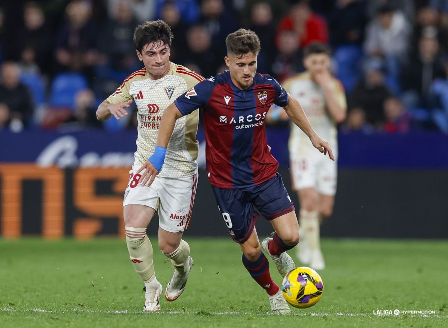 Iván Romero conduce el balón ante Alberto Dadie (La Liga)