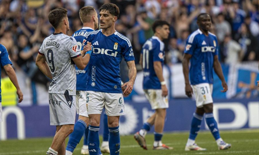 Iván Romero saludando a Nacho Vidal (La Liga)