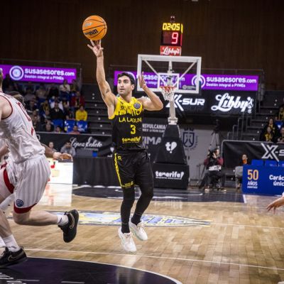 Jaime Fernández tirando de tres ante el BAXI Manresa (BCL)