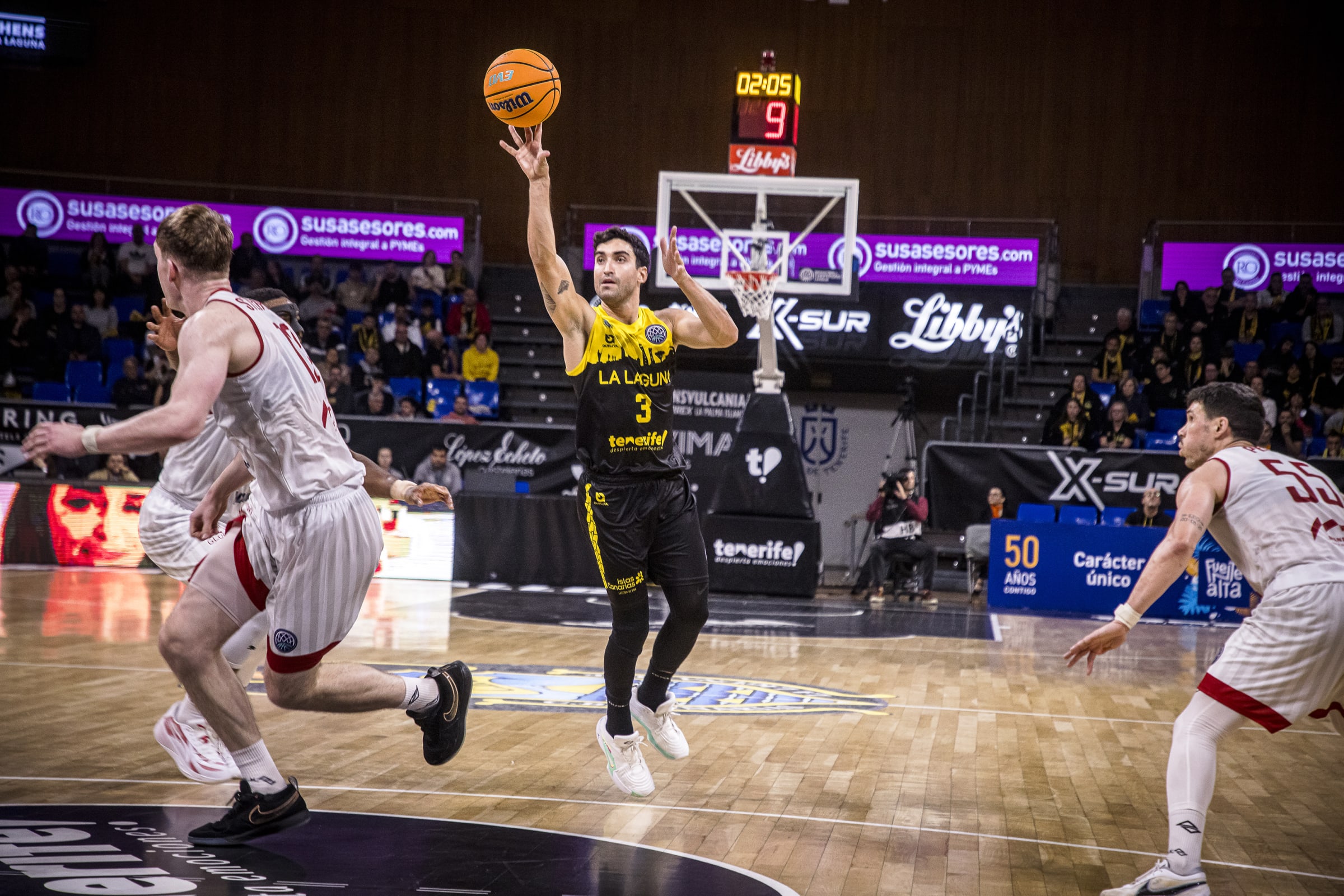 Jaime Fernández tirando de tres ante el BAXI Manresa (BCL)