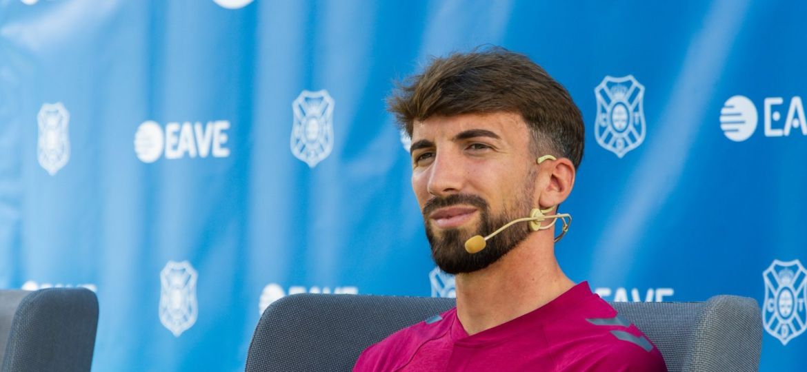 Javi Pérez durante su presentación (@CDTOficial)|Javi Pérez durante su presentación (@CDTOficial)