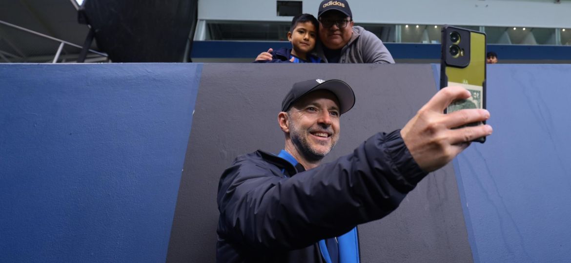Javi Rabanal haciéndose una foto con unos aficionados (@IDV_EC)