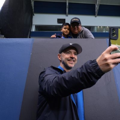 Javi Rabanal haciéndose una foto con unos aficionados (@IDV_EC)