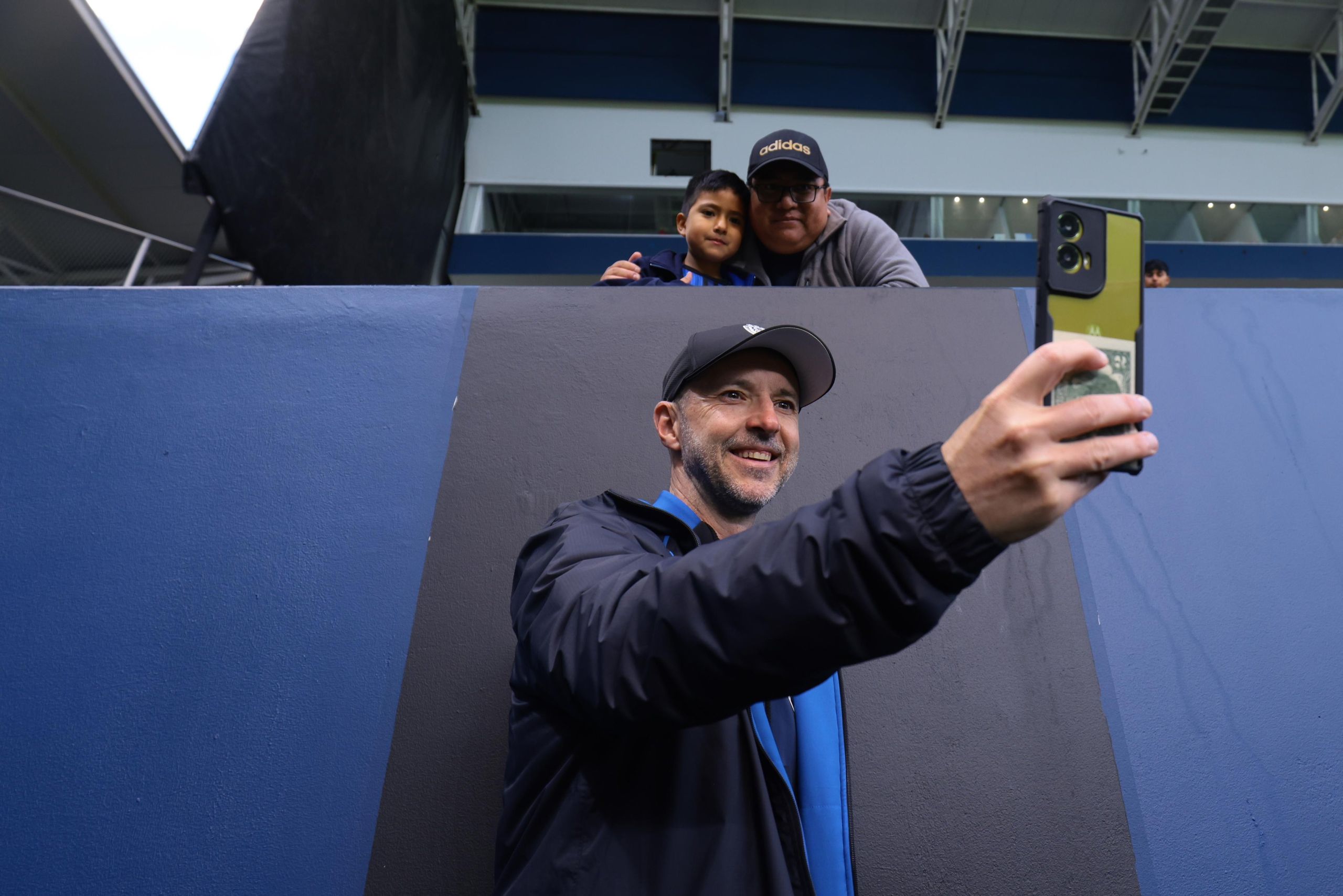 Javi Rabanal haciéndose una foto con unos aficionados (@IDV_EC)