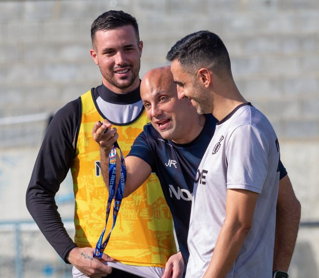 Javi Rozada dirigiendo un entrenamiento (@RealAvilesInd)
